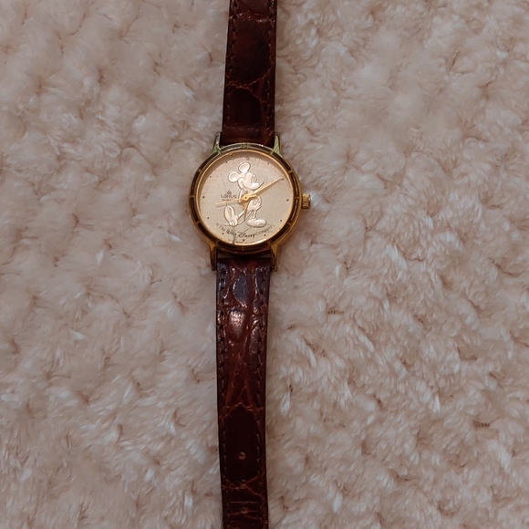 Disney's Mickey Mouse Watch - Picture 2 of 5